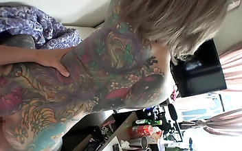 小说 Tiny Girl With Petite Frame Takes Big Cock