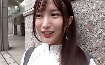 粉嫩 Innocent Japanese Student Becomes Bold with Seductive Pussy