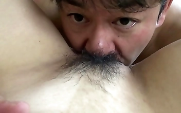 三区 Seductive Glasses-Wearing Asian Babe Delivers Unforgettable Oral Pleasure