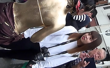 女人 Skilled Japanese Teen Provides Pleasurable Handjob to Friend